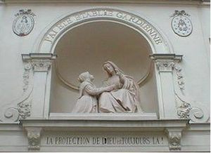 première apparition - cour du 140 rue du Bac