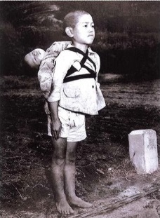 cliché de Joseph Roger O’Donnell - un enfant porte son petit frère mort après explosion nucléaire au Japon à Hiroshima et Nagasaki