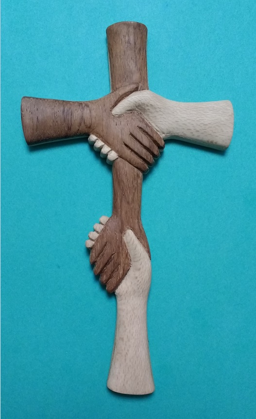 croix en mains serrées