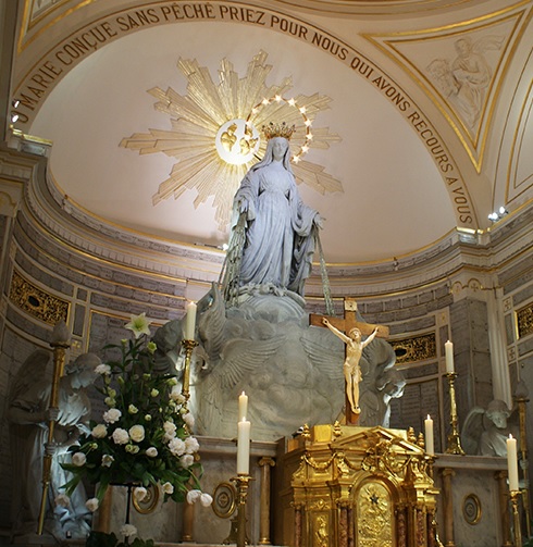 la Vierge au dessus de l'autel 140 rue du Bac