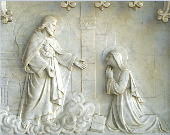 Bas-relief en marbre représentant l'apparition du Christ à Sainte Marguerite Marie à Paray-le-Monial, situé sous le porche de l'église actuelle de Saint Germain du Crioult.