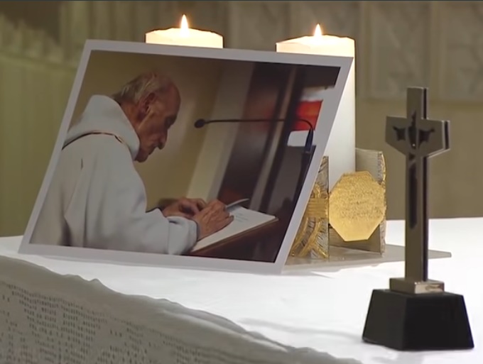 Père-Jacques-Hamel-sur-lautel-aujourdhui-maison-Sainte-Marthe-au-Vatican Père-Jacques-Hamel-sur-lautel-aujourdhui-maison-Sainte-Marthe-au-Vatican