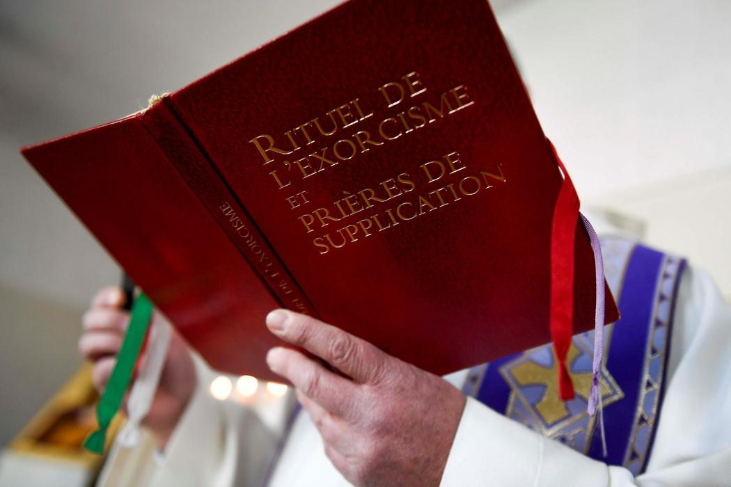  rituel de l'exorcisme pretre-exorciste