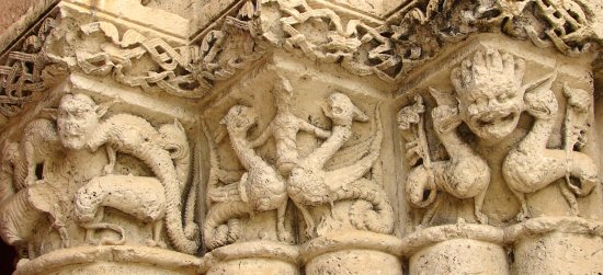 Église St Pierre d'Aulnay (14) : la lutte du bien et du mal-chapiteaux portail occidental
