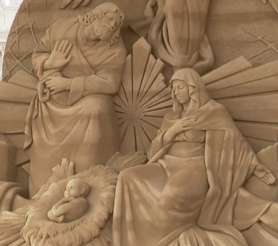 Crèche en sable des Dolomites sur la place Saint Pierre à Rome Crèche en sable des Dolomites sur la place Saint Pierre à Rome