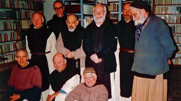 Les moines de Tibhirine dans la bibliothèque de leur monastère entourant le père Armand Veilleux, alors abbé général de l'Ordre des Cisterciens Les moines de Tibhirine dans la bibliothèque de leur monastère entourant le père Armand Veilleux, alors abbé général de l'Ordre des Cisterciens