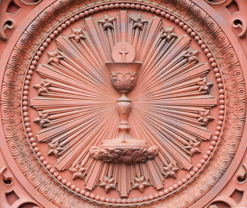 Eucharistie, coupe et hostie - Motif sculpté sur bois porte d'église - Bruxelles
