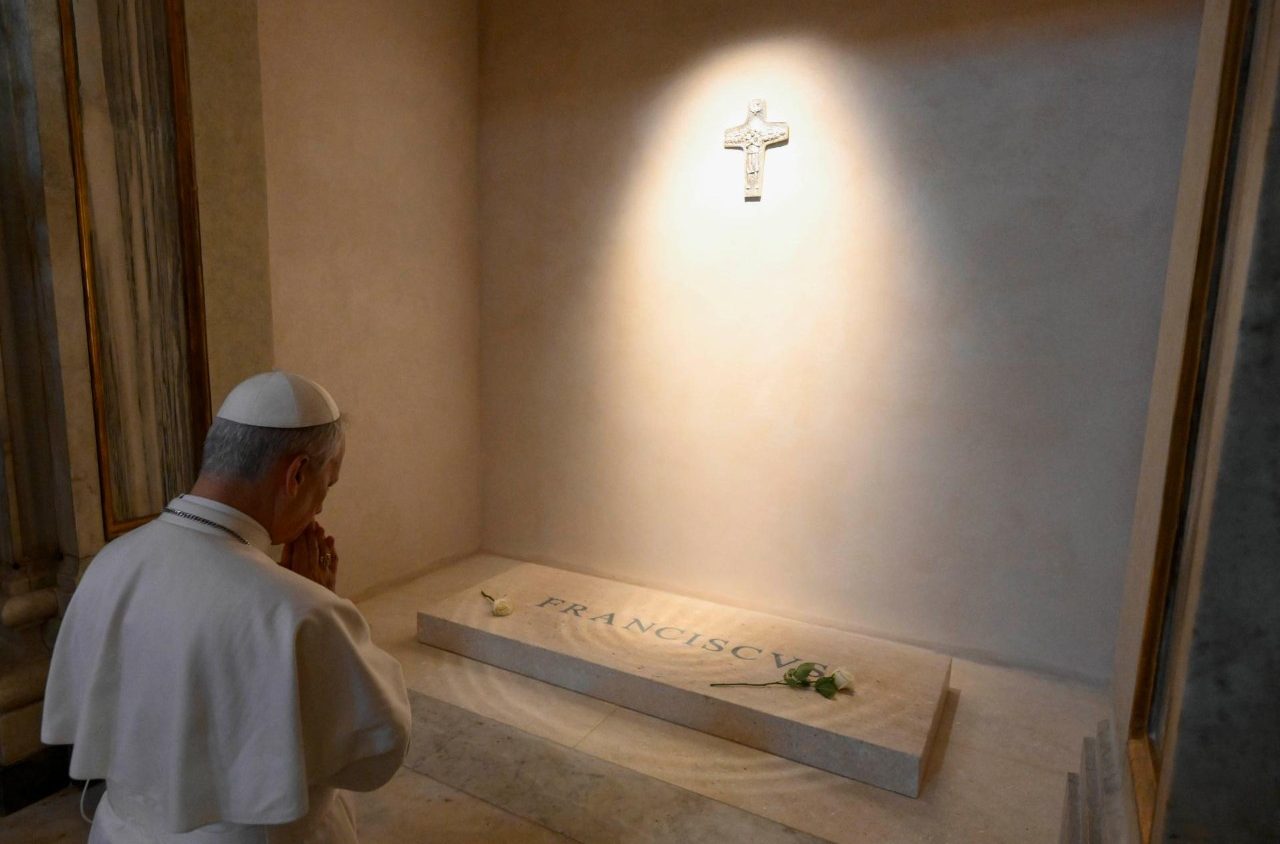 Léon XIV devant la tombe de François à Sainte Marie Majeure (@Vatican Media)